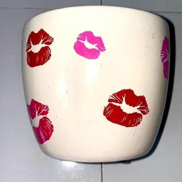 White ceramic vase with hand painted pink and red lips. 4.5” by 5”. - Picture 3 of 9